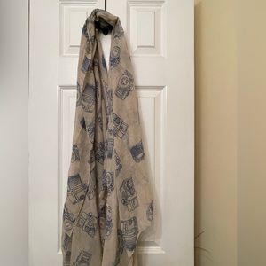 a snappy camera scarf